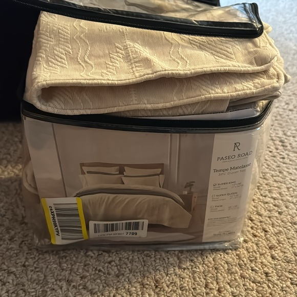 New Paseo Road by Hi End Duvet Cover set. Accents Tempe Matelasse 3 piece set - Picture 6 of 6